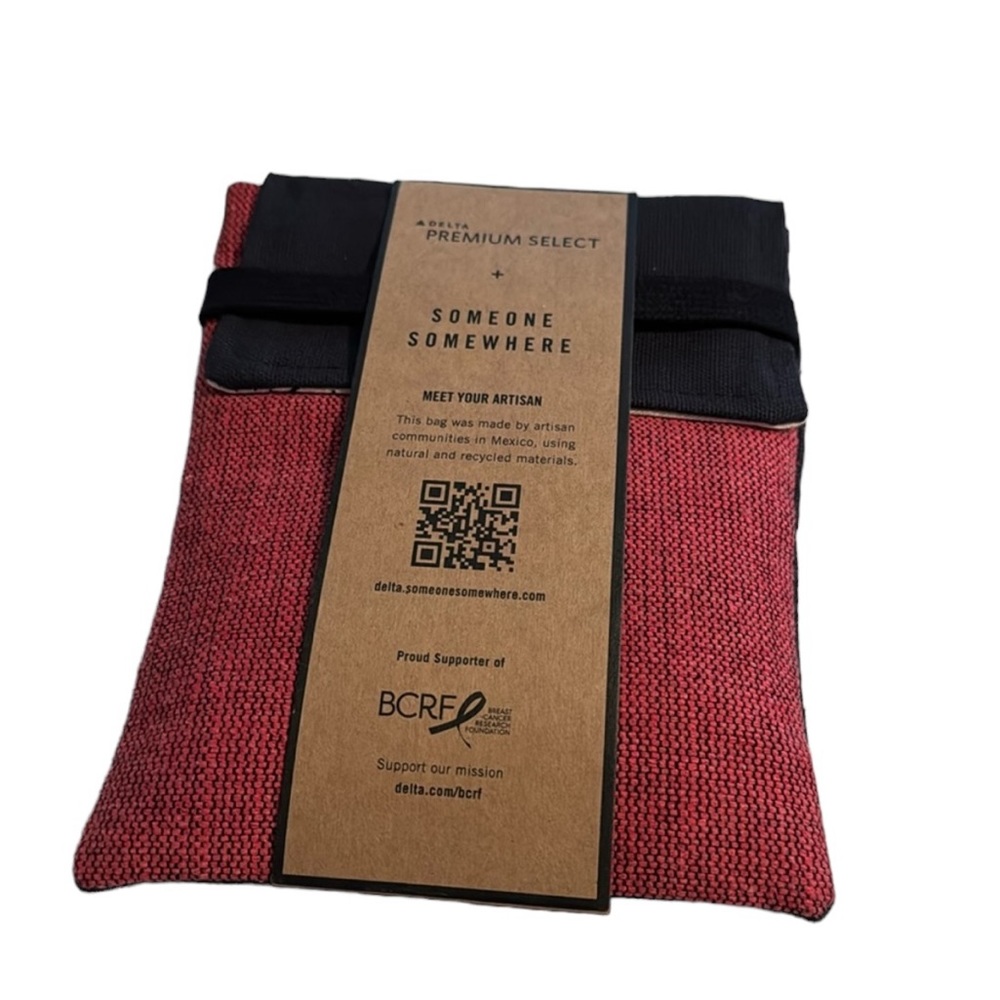 Delta Premium Select Someone Somewhere
Artisan-Made Amenity Kit. Navy and Pink.
